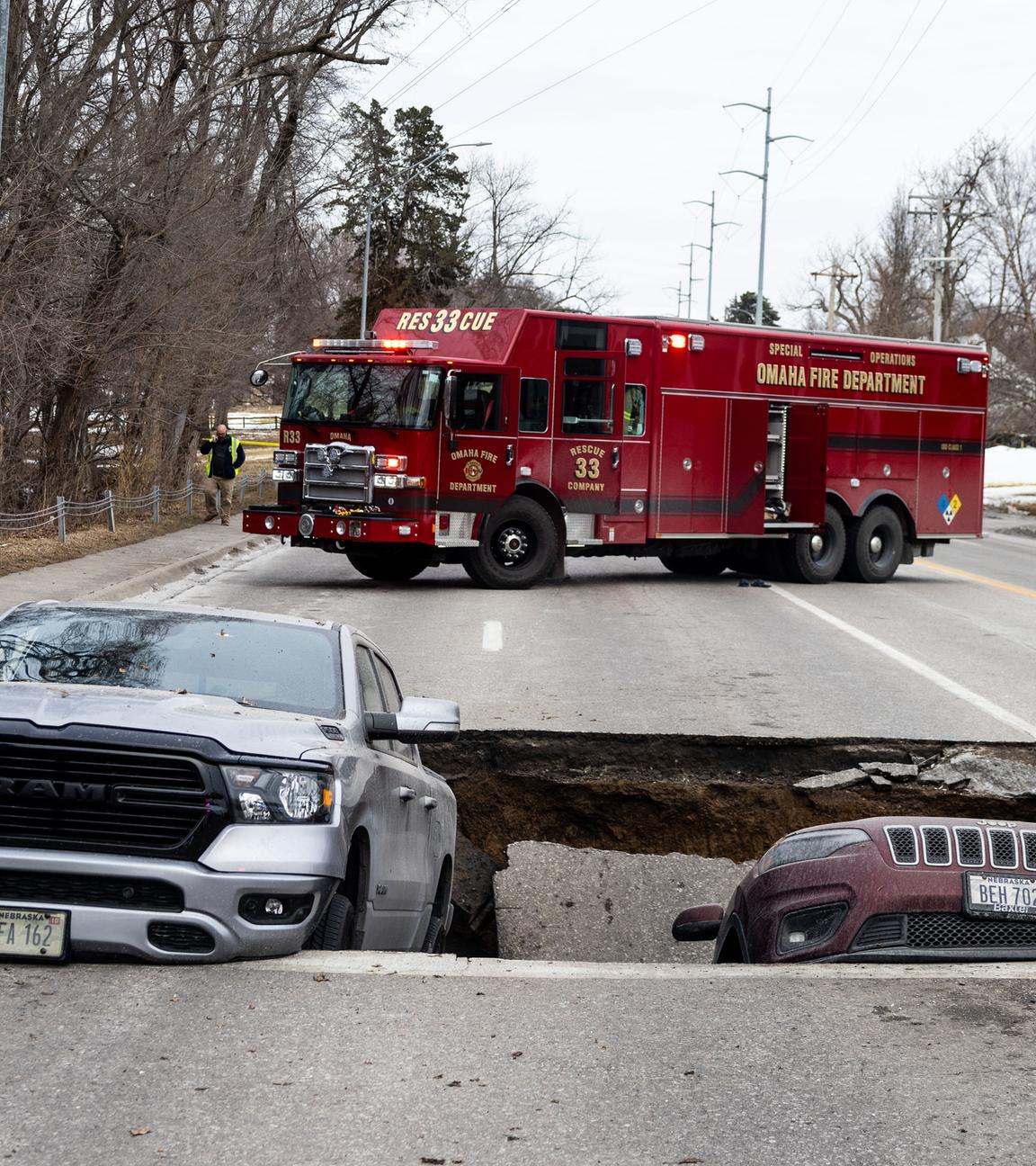 Zwei Fahrzeuge liegen in Omaha in einem Sinkloch.