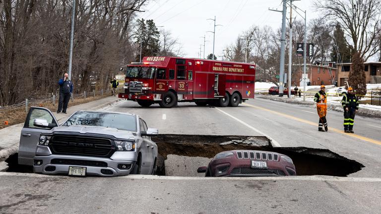 Zwei Fahrzeuge liegen in Omaha in einem Sinkloch.