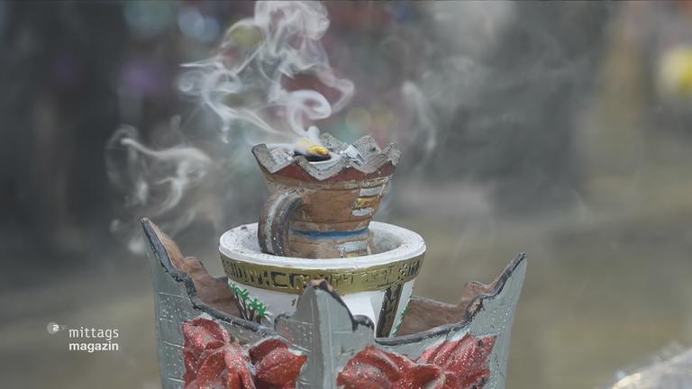 Weihrauch brennt in Gefäß