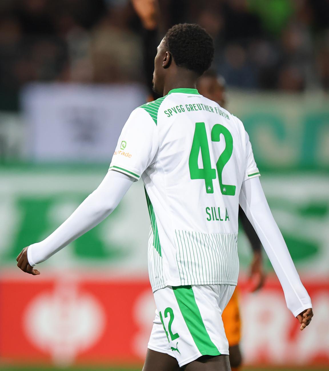 Fürths Omar Sillah enttäuscht nach seinem Platzverweis