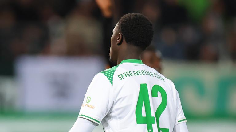 Fürths Omar Sillah enttäuscht nach seinem Platzverweis