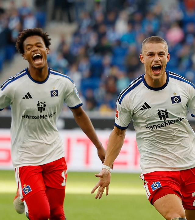 Der Hamburger Abwehrspieler Miro Muheim jubelt nach seinem Treffer zum 3:2 zusammen mit seinem Teamkollegen Warmed Omari