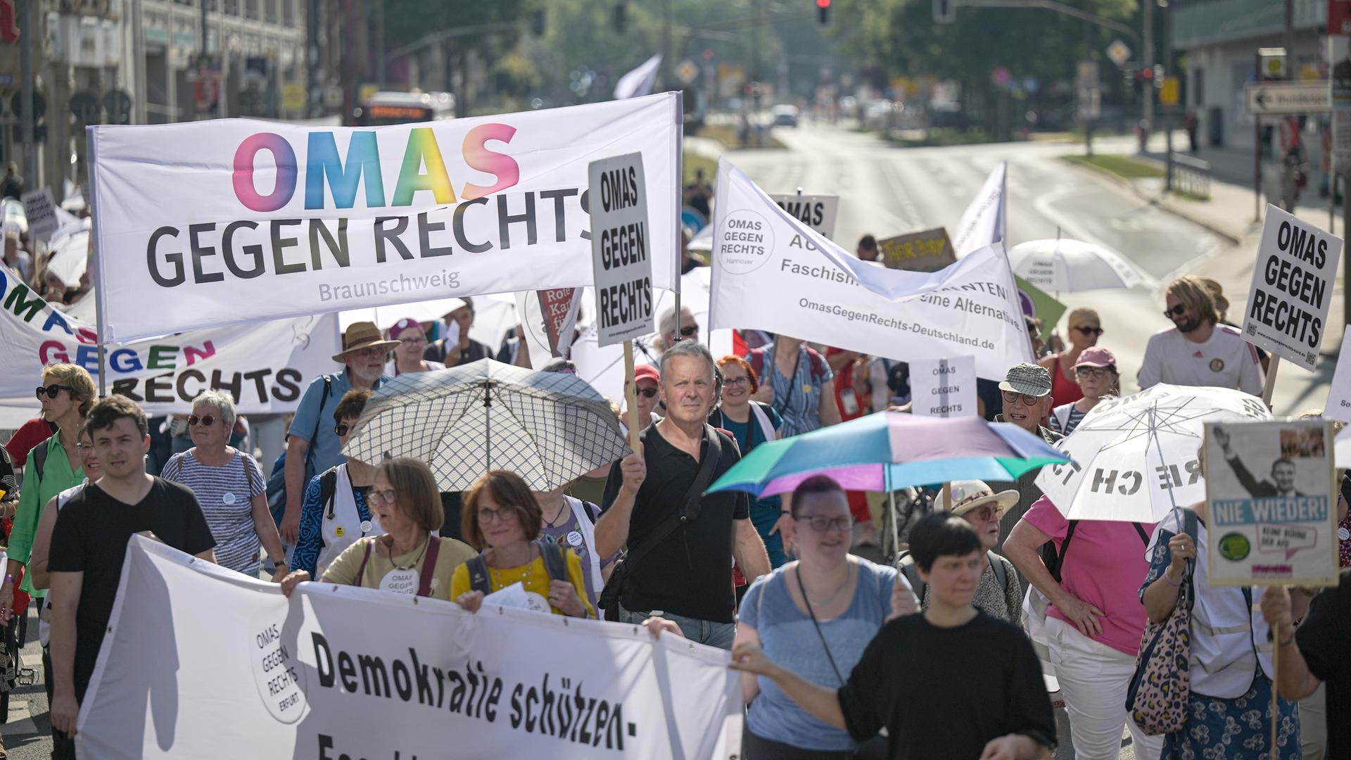 Omas gegen Rechts bei einer Demo in Erfurt
