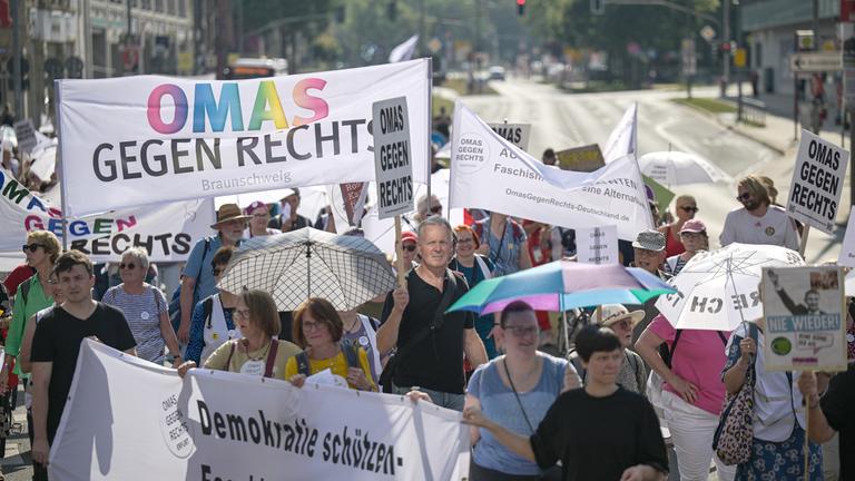 Omas gegen Rechts bei einer Demo in Erfurt