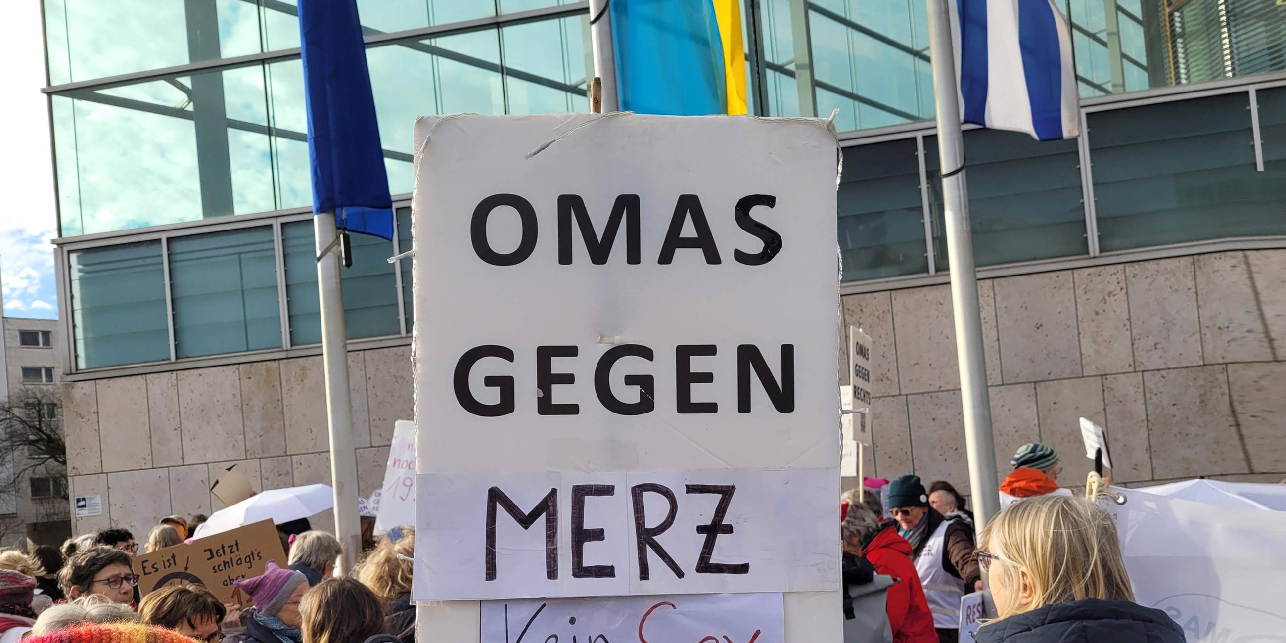 Demonstranten der Bewegung Omas gegen Rechts demonstrieren unter dem Motto Omas gegen Merz vor der CDU-Zentrale in Berlin um gegen migrationspläne Pläne von Friedrich Merz zu protestieren