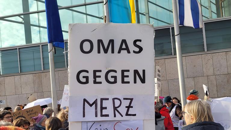 Demonstranten der Bewegung Omas gegen Rechts demonstrieren unter dem Motto Omas gegen Merz vor der CDU-Zentrale in Berlin um gegen migrationspläne Pläne von Friedrich Merz zu protestieren