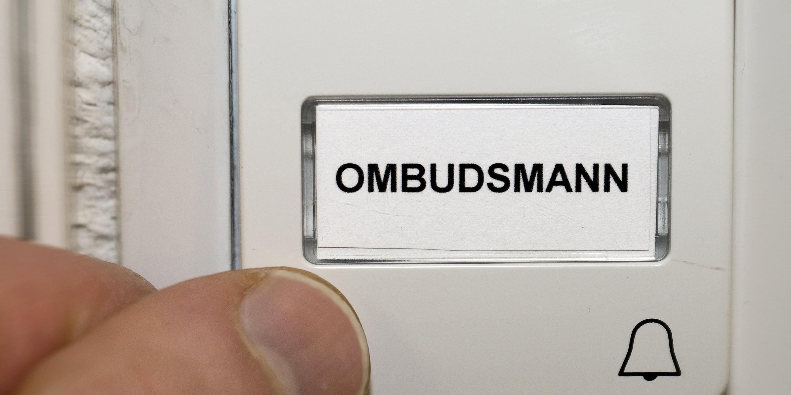 Klingelschild mit der Aufschrift "Ombudsmann".