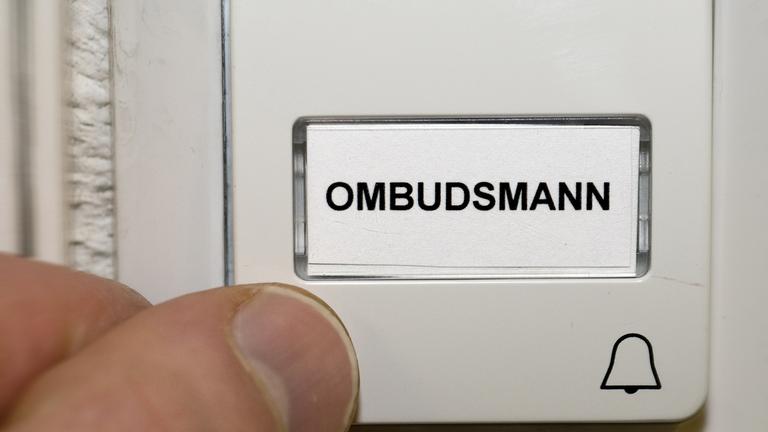 Klingelschild mit der Aufschrift "Ombudsmann".