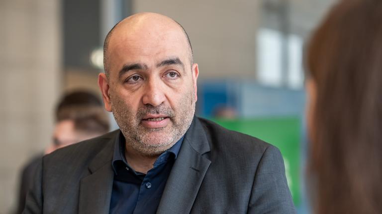 Berlin: Omid Nouripour, ehemaliger Bundesvorsitzender von Bündnis90/Die Grünen, kommt zur Fraktionssitzung im Bundestag.