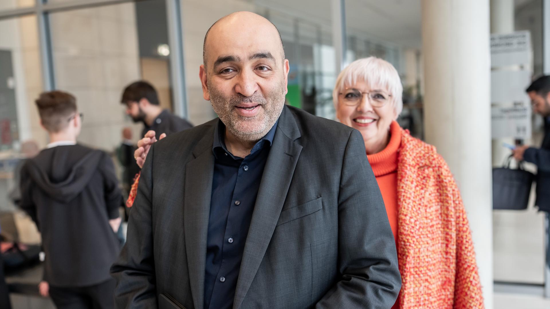 Omid Nouripour, ehemaliger Bundesvorsitzender von Bündnis90/Die Grünen, kommt vor Claudia Roth, Staatsministerin für Kultur und Medien, zur Fraktionssitzung im Bundestag.