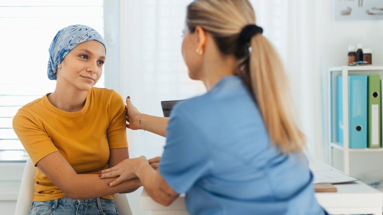Eine Ärztin bietet einer Krebspatientin emotionale Unterstützung an.