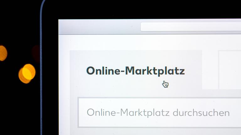 Ecke eines Computerbildschirms auf dem der Schriftzug Online-Marktplatz zu sehen ist.