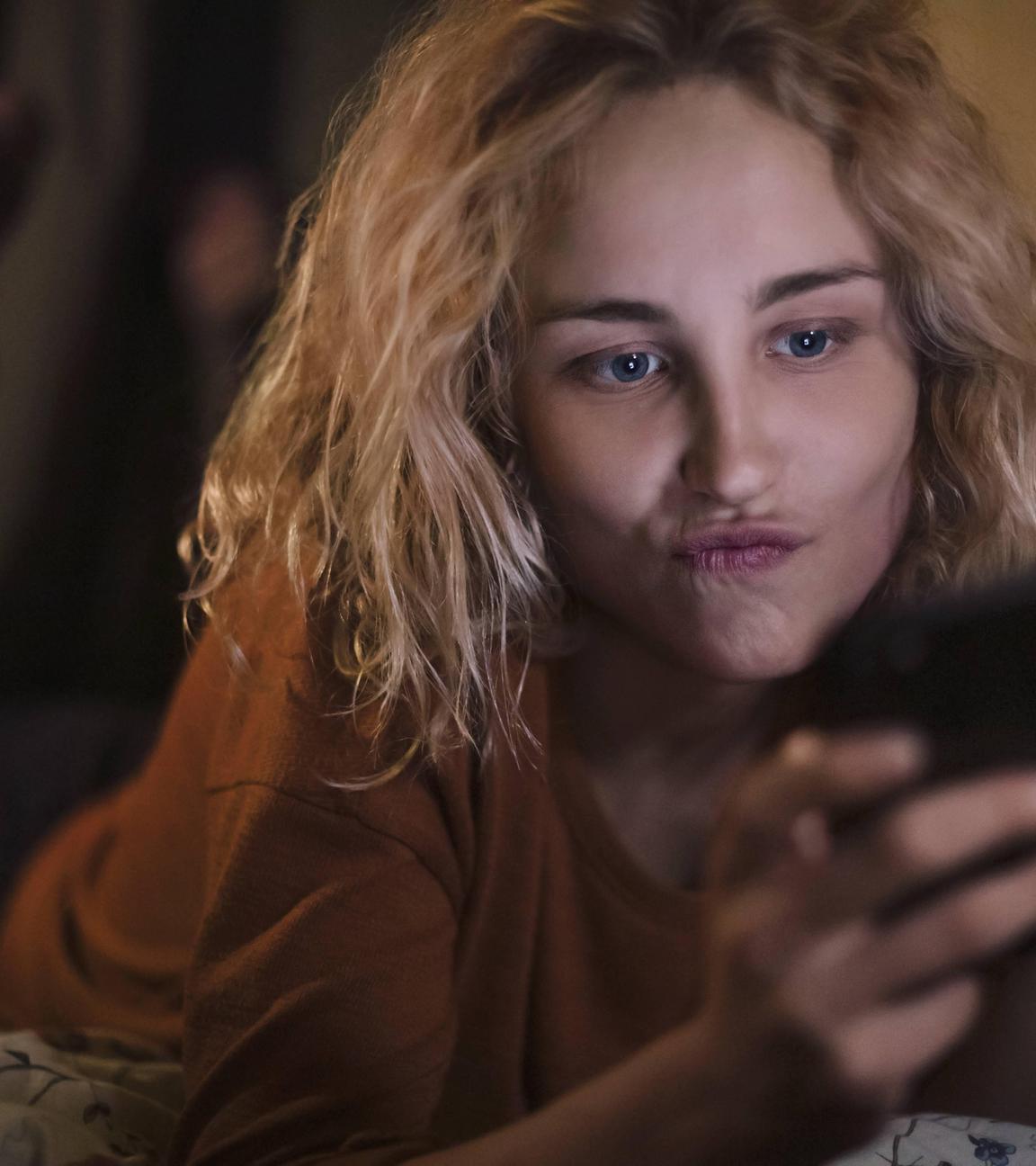 Frau beim Onlineshopping mit Handy und Kreditkarte
