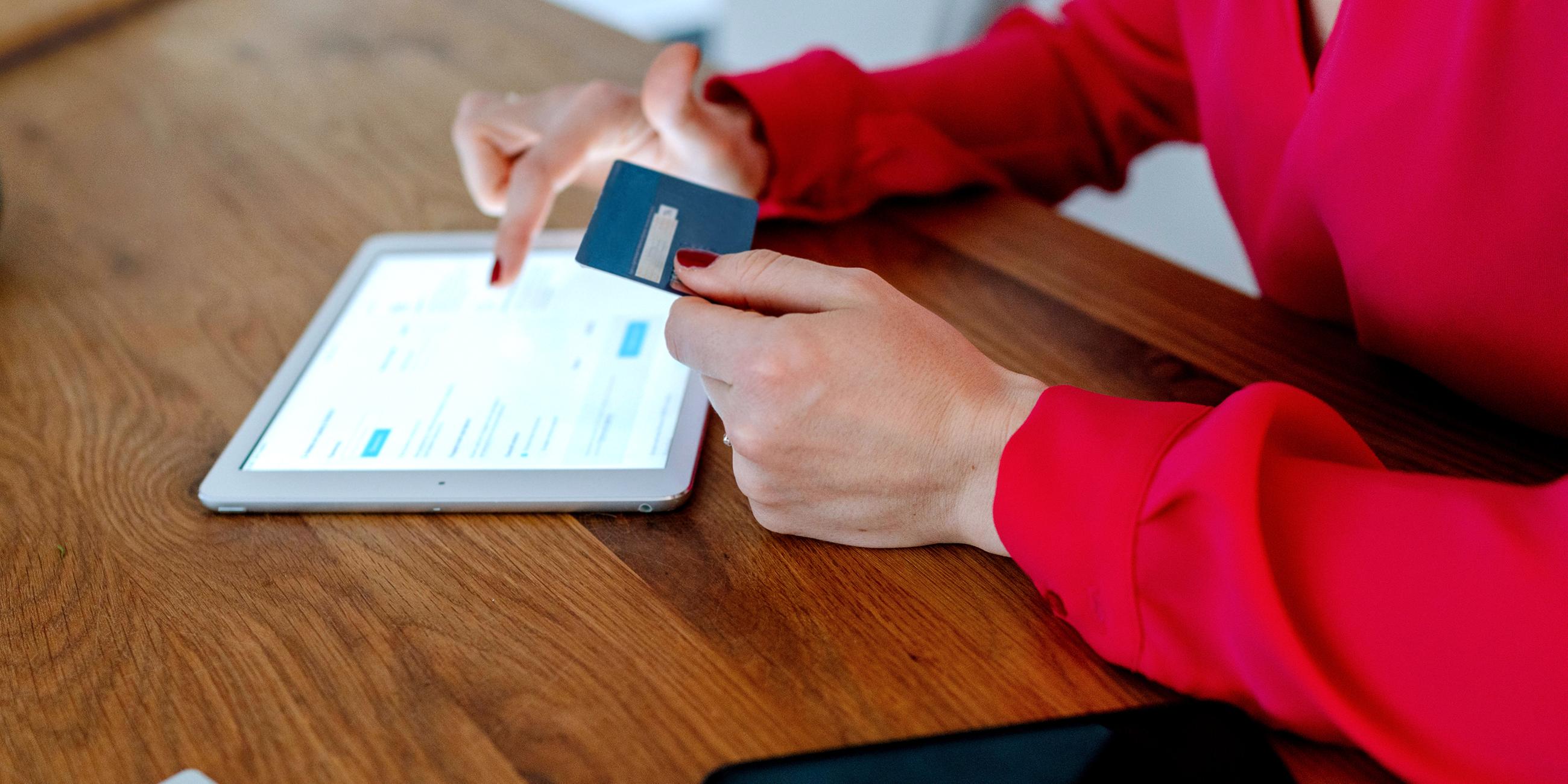 Frau mit EC-Karte beim Online-Shopping