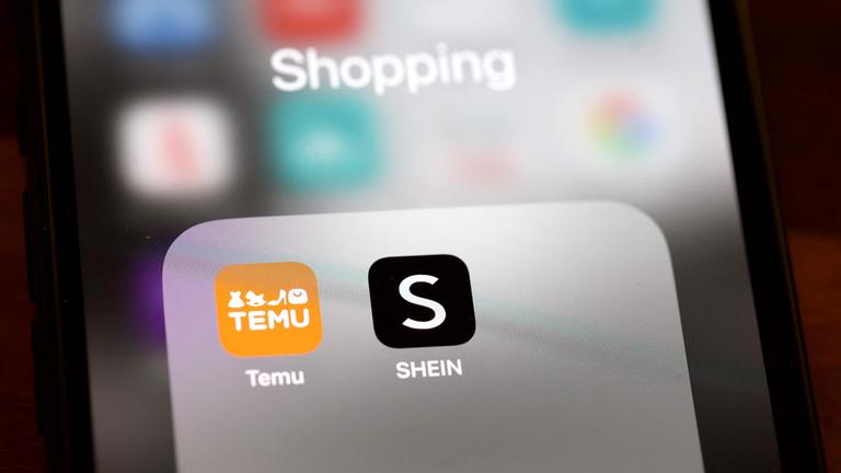 Die Apps der chinesischen Unternehmen Shein und Temu werden auf einem Smartphone angezeigt