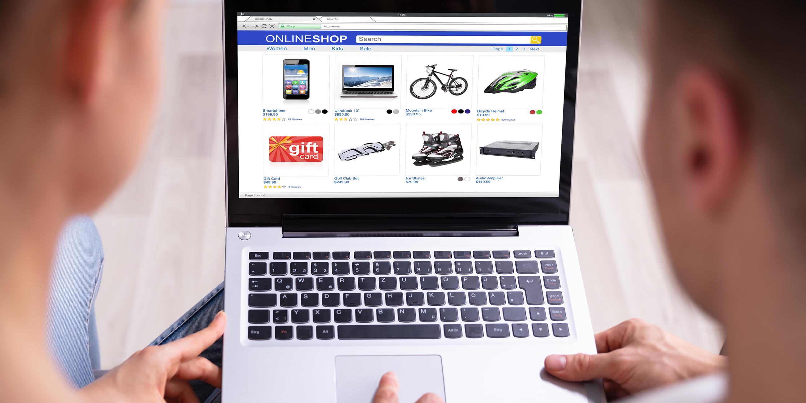 Paar vor dem Laptop beim Onlineshopping