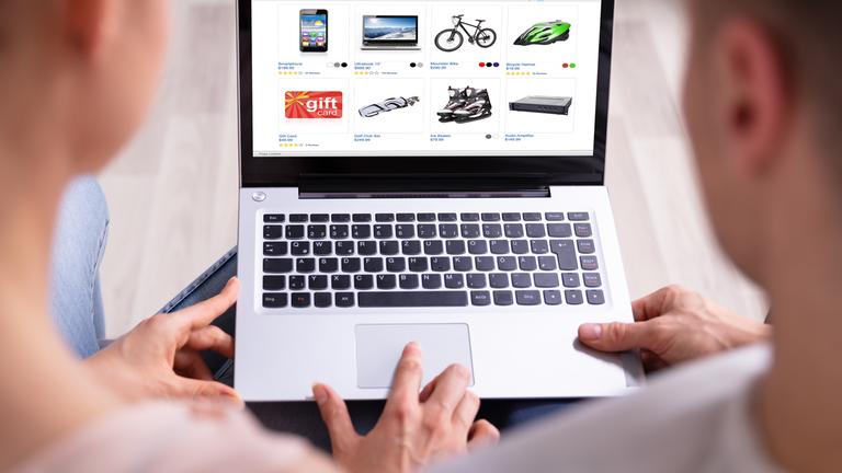 Paar vor dem Laptop beim Onlineshopping