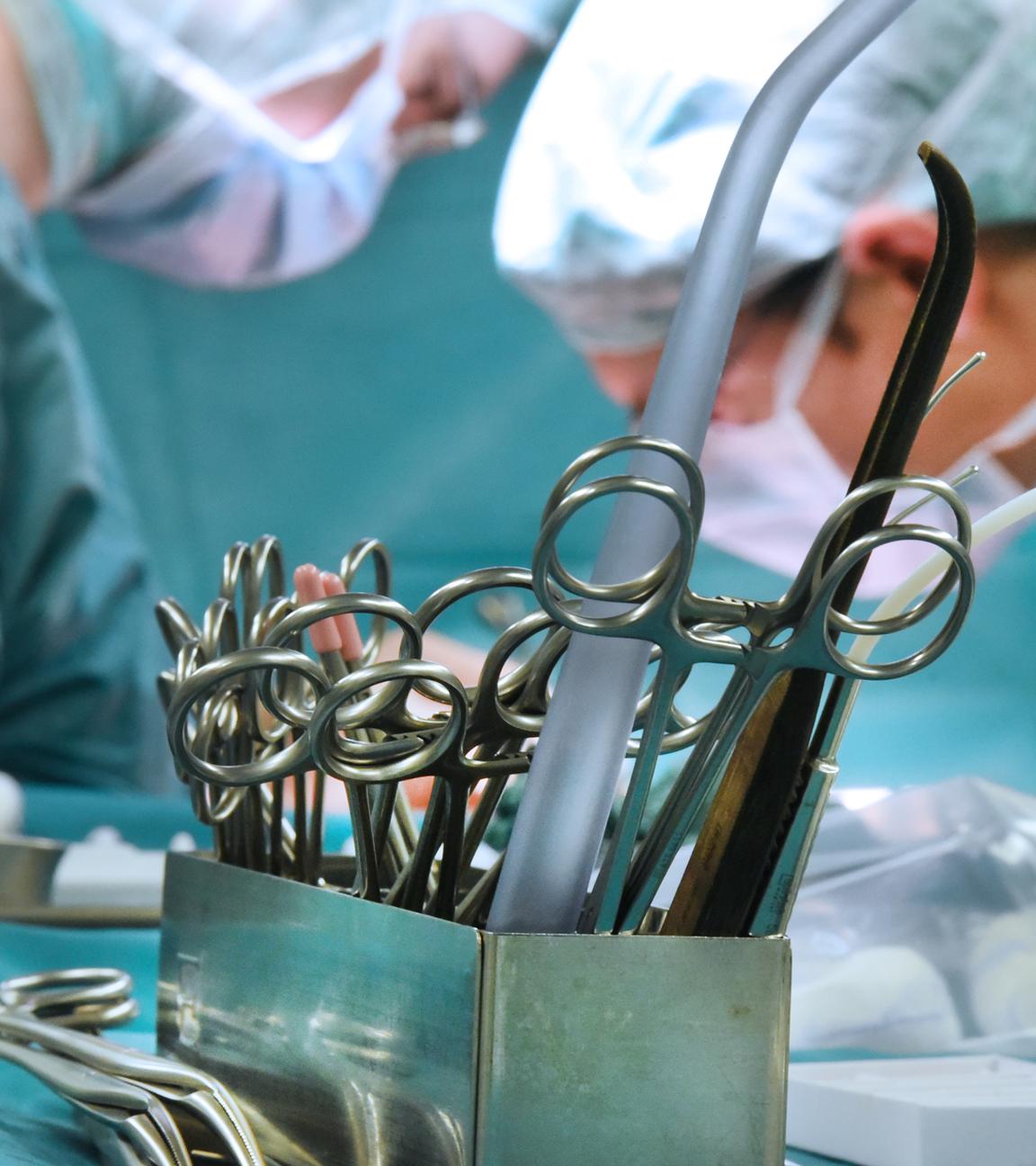 OP-Besteck steht während einer Operation auf einem Tisch im OP-Saal