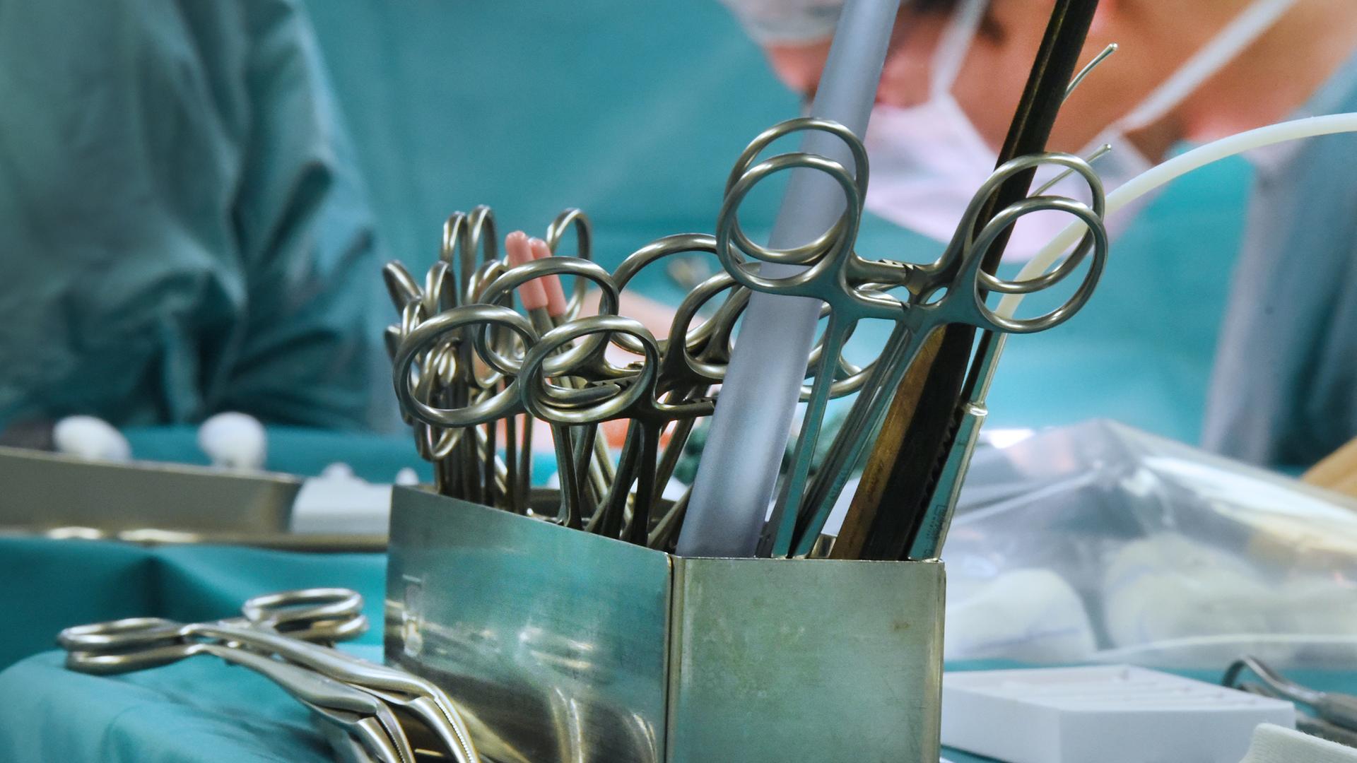 Ein OP-Besteck steht während einer Operation auf einem Tisch im OP-Saal (Symbolbild für Behandlungsfehler).