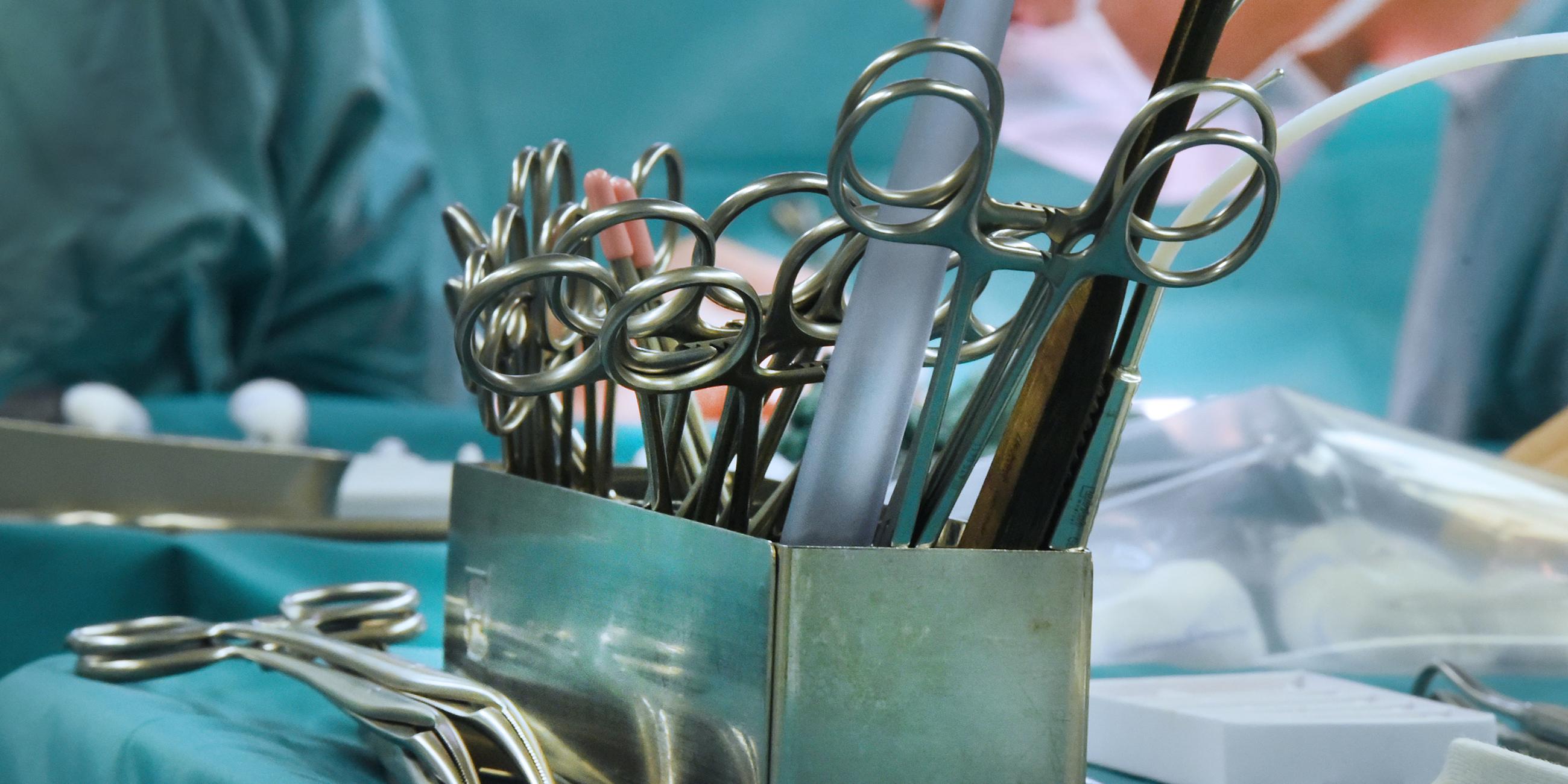 Ein OP-Besteck steht während einer Operation auf einem Tisch im OP-Saal (Symbolbild für Behandlungsfehler).