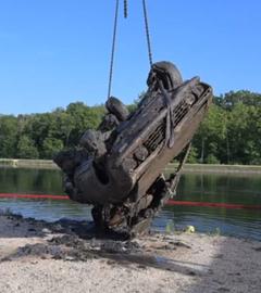 Das Technische Hilfswerk hebt den 54 Jahre alten und mit Schlamm bedeckten Opel Manta aus der Donau