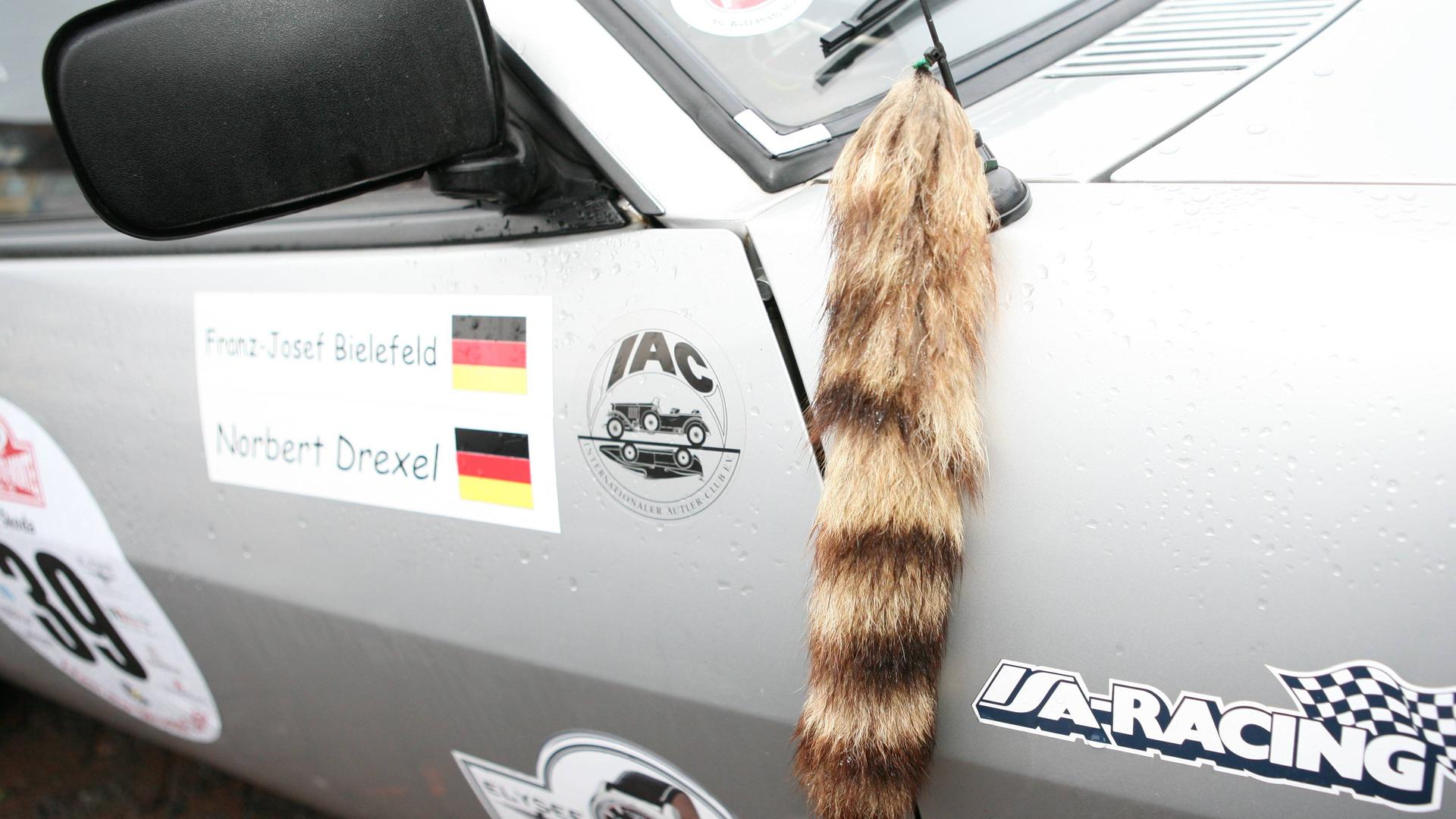 Ein Opel Manta mit einem Fuchsschwanz an der Antenne