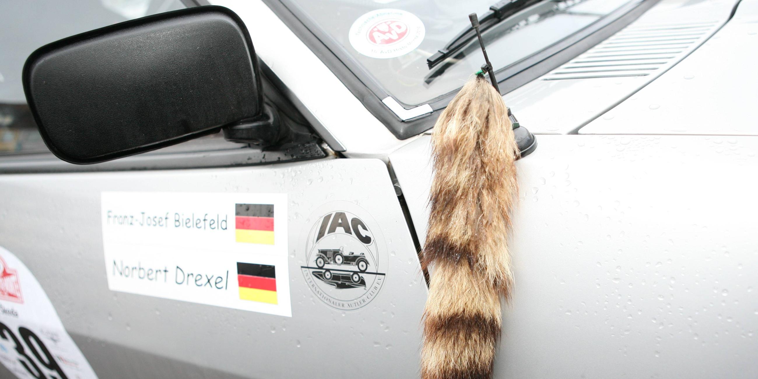 Ein Opel Manta mit einem Fuchsschwanz an der Antenne