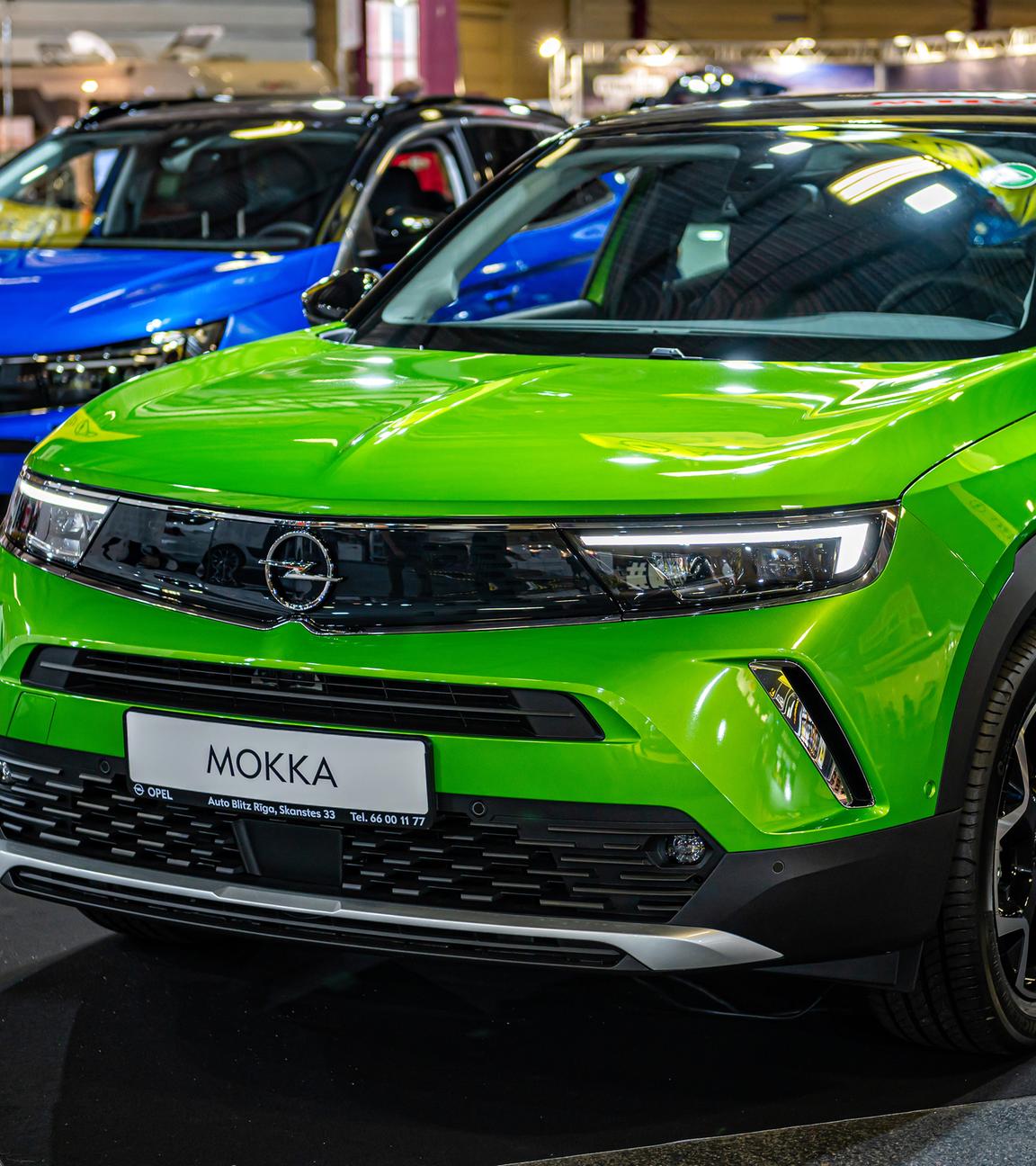 Umweltfreundliches Elektrofahrzeug Opel Mokka-e auf einer Messe in Riga, Lettland, am 24.09.2021.