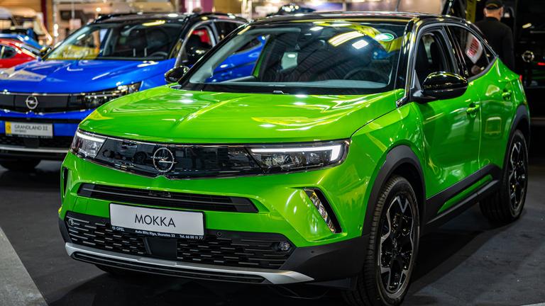 Umweltfreundliches Elektrofahrzeug Opel Mokka-e auf einer Messe in Riga, Lettland, am 24.09.2021.