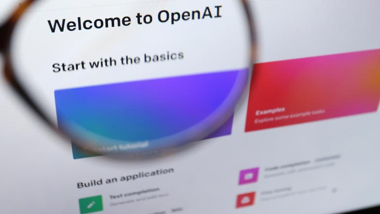 Die Homepage von ChatGPT. Der Software-Riese Microsoft baut sein Engagement bei OpenAI, dem Entwickler des Chatbots ChatGPT, kräftig aus.
