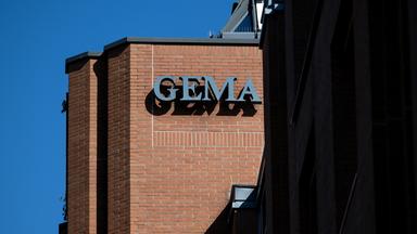  Der Schriftzug Gema (Gesellschaft für musikalische Aufführungs- und mechanische Vervielfältigungsrechte) am Gebäude der Generaldirektion in München.