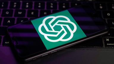 Das Logo von OpenAI, dem Entwickler von ChatGPT, wird auf dem Bildschirm eines Smartphones angezeigt. 
