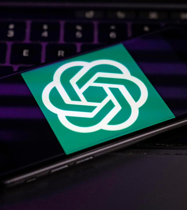 Das Logo von OpenAI, dem Entwickler von ChatGPT, wird auf dem Bildschirm eines Smartphones angezeigt. 