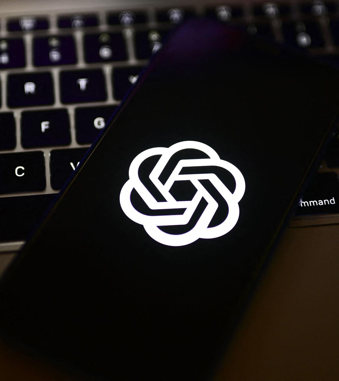 Ein Smartphone mit dem Logo des Forschungslabors für künstliche Intelligenz OpenAI.
