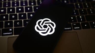 Ein Smartphone mit dem Logo des Forschungslabors für künstliche Intelligenz OpenAI.