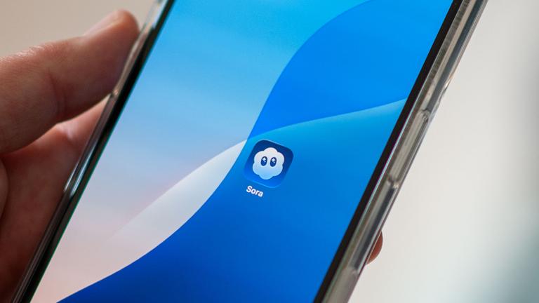  Das Symbol der App Sora des ChatGPT-Entwicklers OpenAI ist auf dem Display eines iPhones zu sehen.