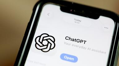 Die Anwendung ChatGPT von OpenAI als App auf einem Smartphone