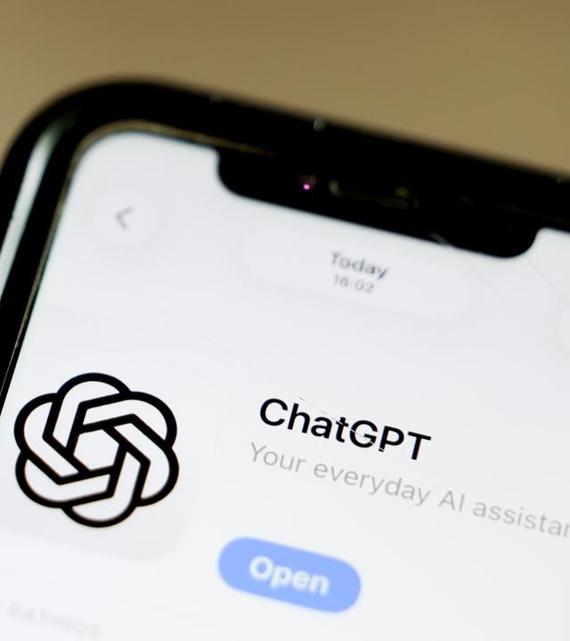 Die Anwendung ChatGPT von OpenAI als App auf einem Smartphone
