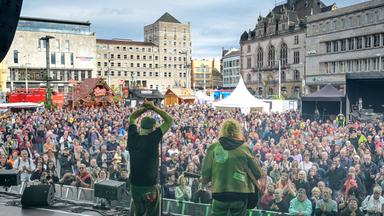 Kai Wingenfelder (l), Sänger der Band Fury in the Slaughterhouse, und Christof Stein-Schneider treten auf dem Marktplatz bei der Open-Air-Veranstaltung "Halle steht auf. Gemeinsam für Demokratie. Zusammenhal