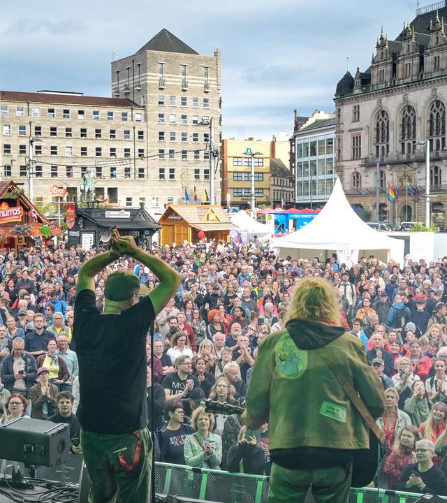 Kai Wingenfelder (l), Sänger der Band Fury in the Slaughterhouse, und Christof Stein-Schneider treten auf dem Marktplatz bei der Open-Air-Veranstaltung "Halle steht auf. Gemeinsam für Demokratie. Zusammenhal