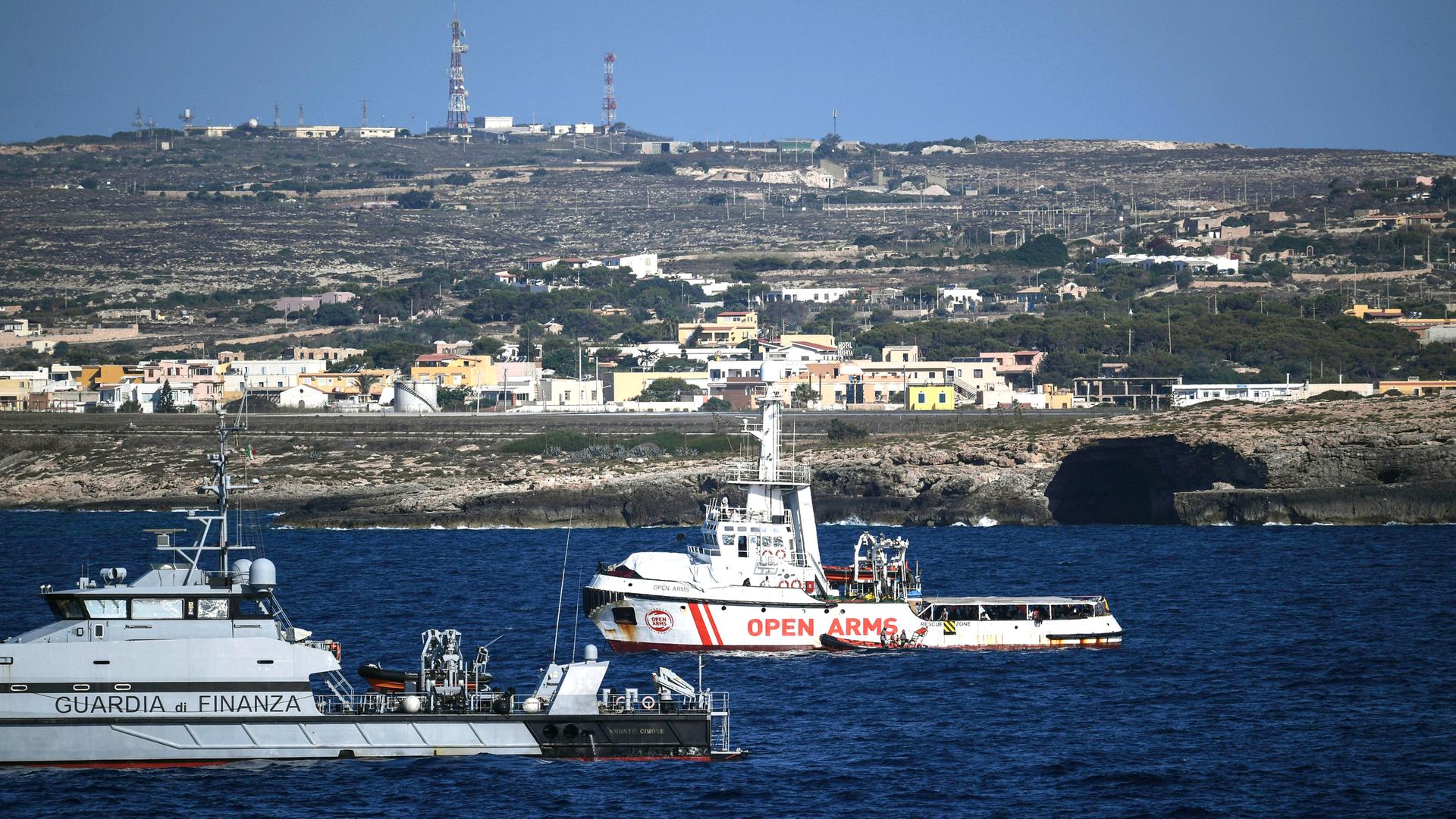 Rettungsschiff "Open Arms" und Boot der italienischen Küstenwache vor Lampedusa