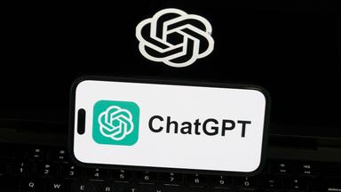 Auf einem Smartphone ist das ChatGPT-Logo zu sehen.