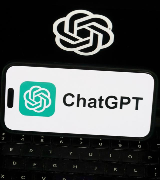 Auf einem Smartphone ist das ChatGPT-Logo zu sehen.