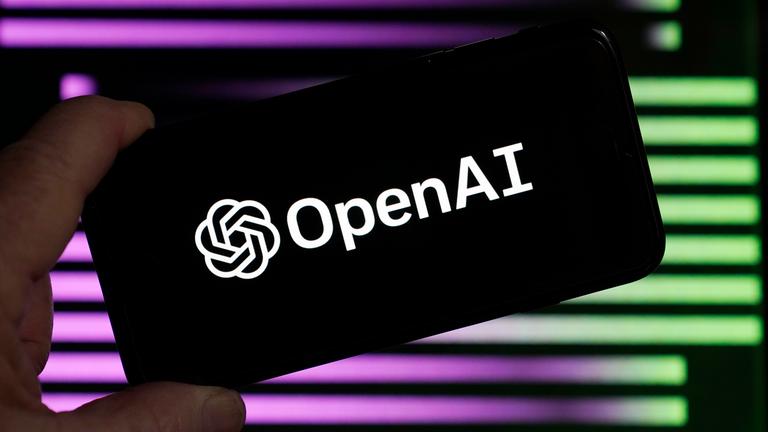 Das Logo von OpenAI, dem Hersteller von ChatGPT, erscheint auf einem Mobiltelefon