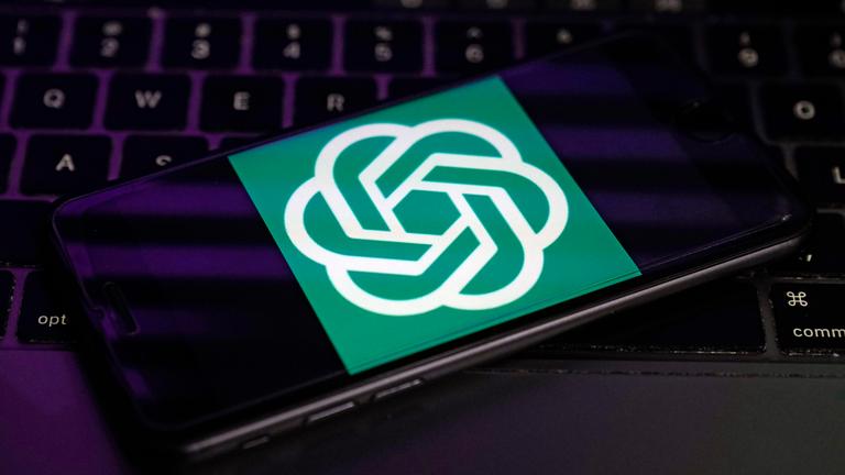  Das Logo von OpenAI, dem Hersteller von ChatGPT, wird auf dem Bildschirm eines Smartphones angezeigt.