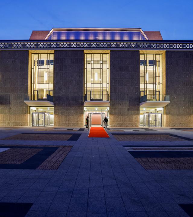 Blick auf die Oper in Köln. Oper und Schauspiel Köln feiern den Wiedereinzug in ihre angestammten Häuser am Offenbachplatz mit einer großen, festlichen Gala. Die Sanierung der Kölner Bühnen hat 14 Jahre gedauert.