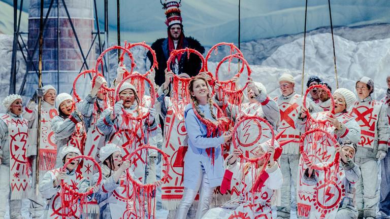 Szene aus Oper "Schneeflöckchen" am Staatstheater Wiesbaden
