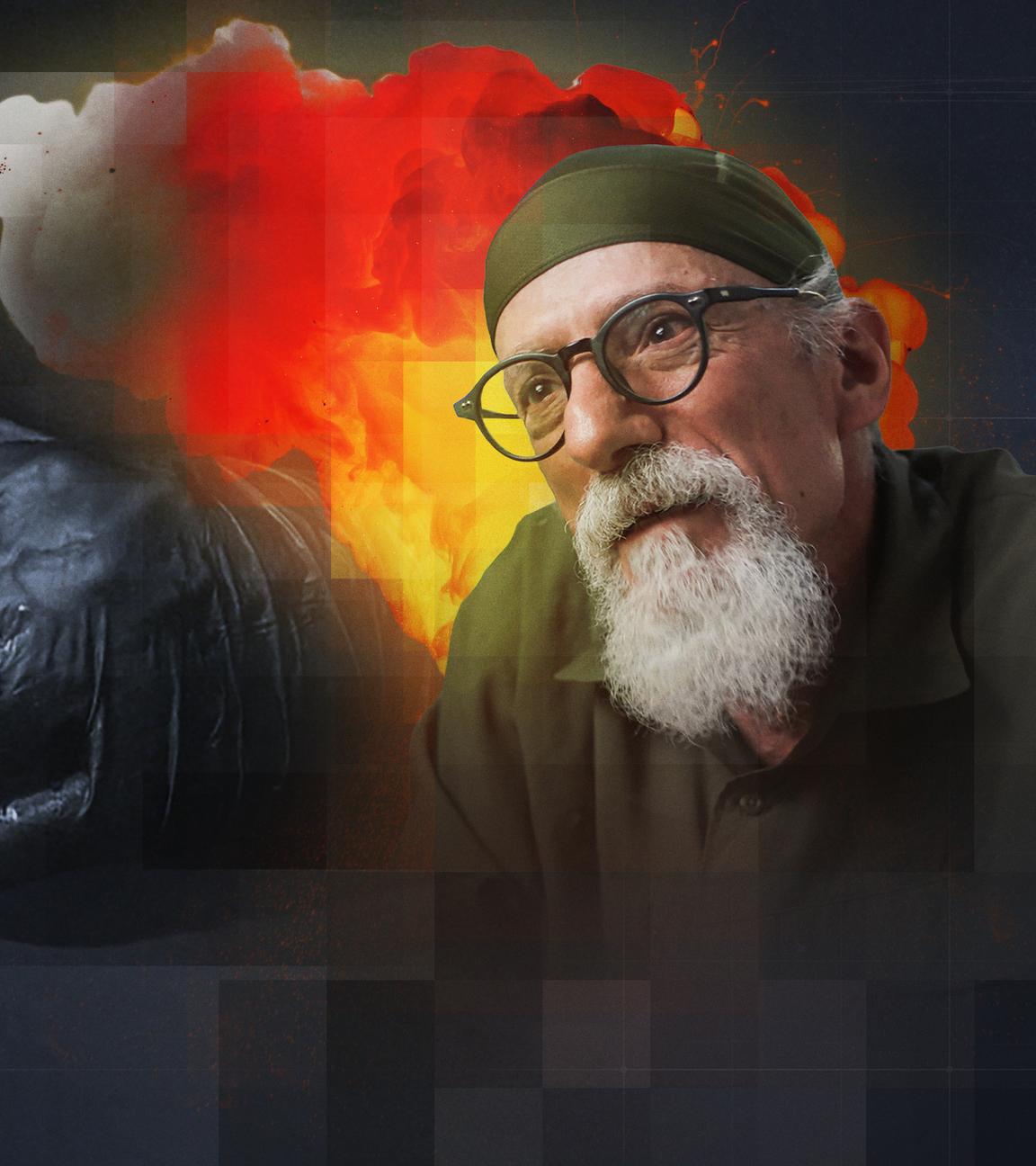 Montage: Hände mit schwarzen Handschuhen arbeiten an einem Pager (links); Mann mit weißem Bart und Brille vor einer Explosionswolke