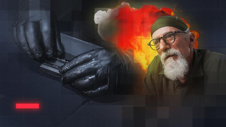 Montage: Hände mit schwarzen Handschuhen arbeiten an einem Pager (links); Mann mit weißem Bart und Brille vor einer Explosionswolke