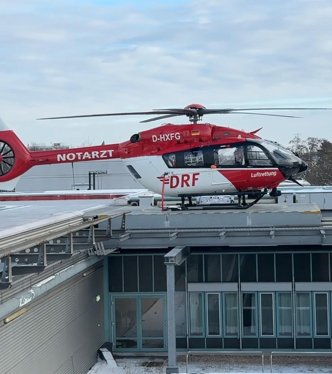 Archiv: Ein Rettungshubschrauber landet auf dem Unfallkrankenhaus Berlin (ukb) an.